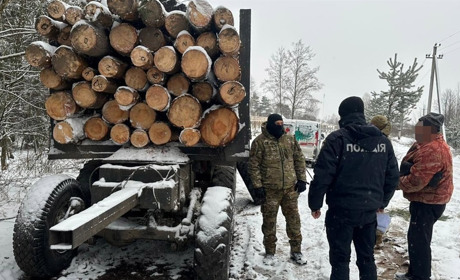 У Сарненському районі вилучили всюдихід, мотопомпи й деревину