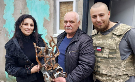 «Антонівка і досі без світла та зв’язку»: жителі села розповіли первомайцям про життя під обстрілами