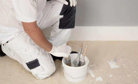 Який розчинник є найбезпечнішим для очищення пензлів після фарбування