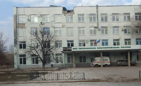 На окупованій Луганщині артилерійський снаряд влучив у лікарню. Що відомо