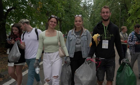 Глухівчанки прибрали парк ВДНГ у Києві в межах Всеукраїнського молодіжного руху
