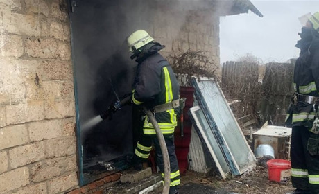 У Переяславі згоріла господарча будівля, але дрова встигли врятувати