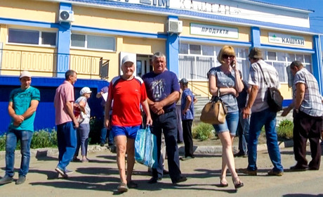 У Нижній Дуванці Сватівського району на годину перекривали трасу. Дуванчани вимагають ремонту дороги