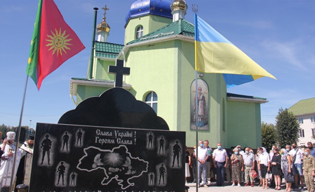 У Калинівці відкрили стелу пам’яті Героїв, які загинули за Україну