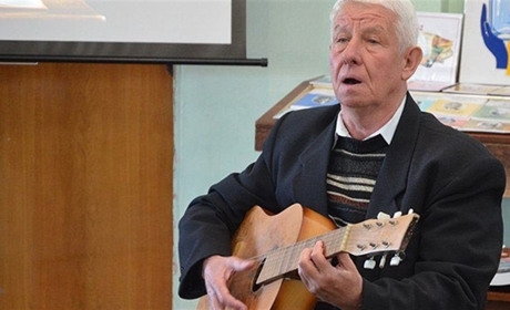 Пенсіонер-переселенець зі Слов’янська зіграв на гітарі для наших читачів та розказав свою історію
