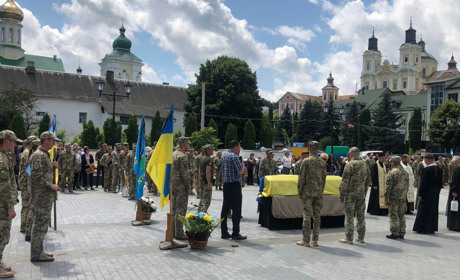 Кременець попрощався з Героєм Андрієм Фетісовим (Микуличем): плакали люди і небо