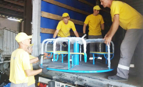 Вантажівка радості: у Покровськ завезли дитячі майданчики