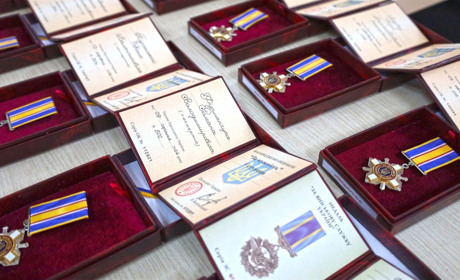 Барських та Жмеринських загиблих захисників нагородили орденами «За мужність», які вручили родинам