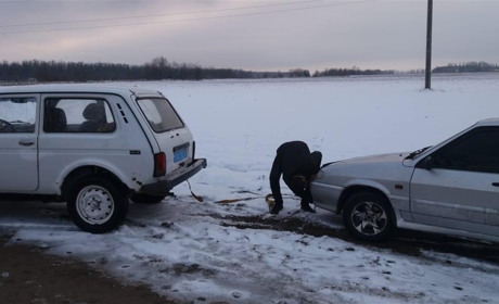На Херсонщині правоохоронці допомагають водіям, які потрапляють у снігові пастки