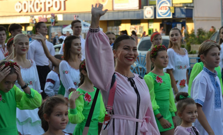 Дуже патріотично та атмосферно. Фото святкової ходи до Дня незалежності в Южноукраїнську