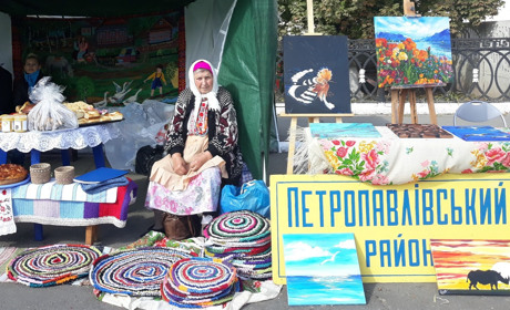 Купували, продавали, співали: як у Петриківці пройшов фестиваль "Петриківський дивоцвіт"