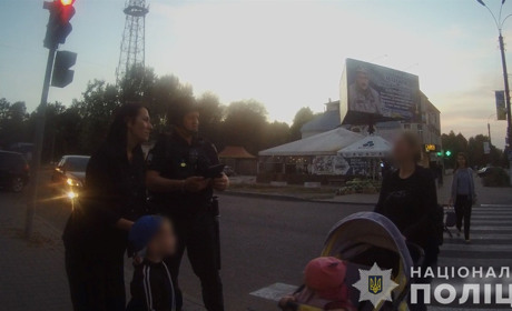 У Шостці співробітники поліції охорони повернули матері загублену дитину