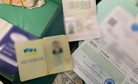 Двоє чоловіків на Херсонщині торгували довідками про негативні ПЛР-тести. Звісно, підробними