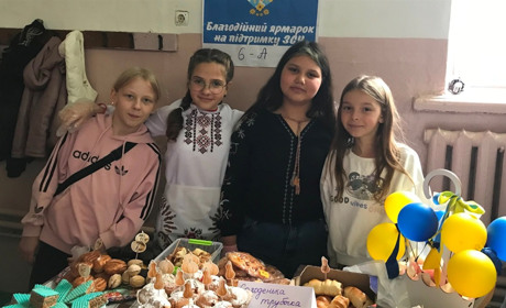 Войнашівський ліцей зібрав понад 44 тисячі гривень на ярмарку для ЗСУ