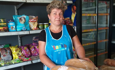 Підтримка чоловіка - запорука успіху: Ольга Титова заради людей тримає на плаву магазин в Павлівках