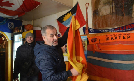 В кафе міста Теплодар вуличні активісти зі стін знімали радянську атрибутику: вона служила декором