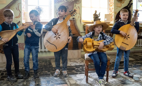У переяславському Музеї кобзарства діти під ліру та бандуру співають "Ой, у лузі червона калина"