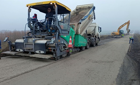 Розбиту дорогу біля Широкої Балки нарешті капітально ремонтують: починають класти асфальт