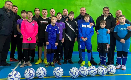 Вихованці Білопільської ДЮСШ отримали м'ячі