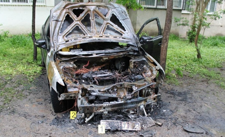 Два юнака, один з них неповнолітній, підпалили в Одесі машину заради відео