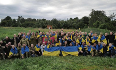 Провели обмін полоненими: додому повертаються захисники Зміїного та Азовсталі. Фото, відео