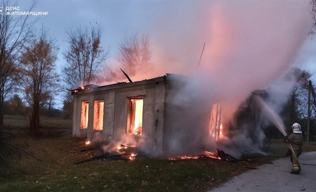 Рятувальники понад дві години гасили пожежу в будівлі на Звягельщині