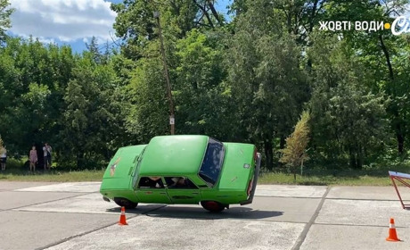 У Жовтих Водах відбулася виставка ретро-автомобілів, які взяли участь у перегонах: відео