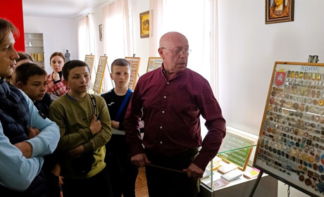 Понад тисячу рідкісних видань мініатюрних книжок та унікальних значків: виставка у музеї