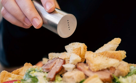 Відчуйте справжній смак їжі: як зменшити вживання солі та покращити здоров’я