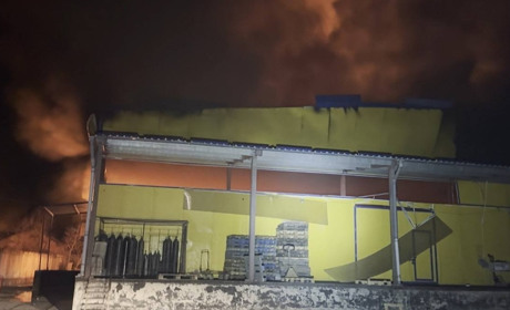 Хмельниччина постраждала від нічної атаки рф: виникла пожежа на підприємстві