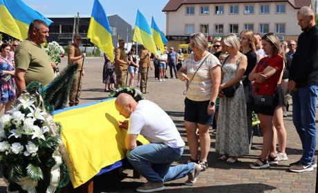 У Сарнах попрощалися із солдатом Віталієм Колодинським