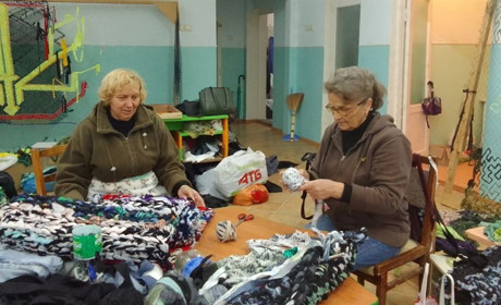 Пенсіонерка з Южноукраїнська щомісяця донатить на ЗСУ, плете каремати та сітки. Достойний приклад