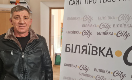 У Кагарлику мешканець села Сергій Студенюк разом з односельчанами залатав ями на дорозі відсівом