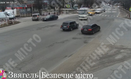 Камери системи "Безпечне місто" у Звягелі зафіксували дві ДТП на перехрестях: відео