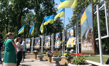 В Глухові відкрили дошку з фотографіями воїнів, що віддали своє життя за Україну