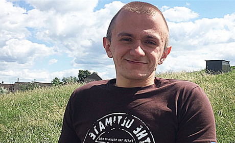 Василь Савчук із Вараша власноруч шиє шкіряні гаманці в авторському виконанні