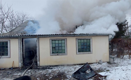 На Переяславщині майже повністю згорів житловий будинок: що з людьми?