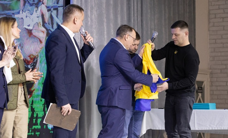Микола Філонов передав «Вінничанам» Прапор України підписаний Валерієм Залужним