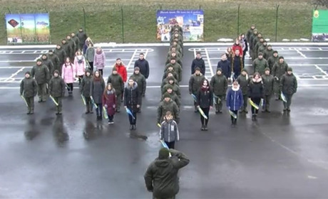 У Вараші нацгвардійці разом з дітьми провели патріотичний флешмоб
