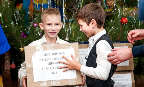 Коробки сладостей и мешки с подарками по 1000 гривен получили дети Дружбы и Щербиновки