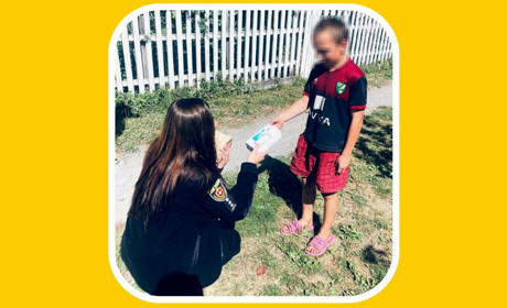 На Cарненщині поліцейська подарувала п’ятикласникові смартфон, а з ним і можливість навчатися