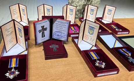 У Біляївці родинам загиблих військових вручили державні нагороди та відзнаки посмертно