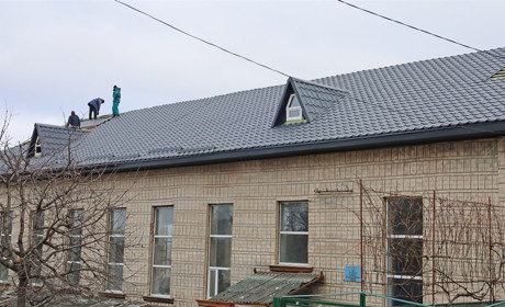 У Жмеринській ДЮСШ завершують ремонт покрівлі: фото дня