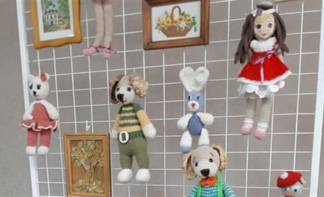 Троїчанка в’яже іграшки з любов’ю