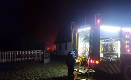 Нічна пожежа на Звягельщині: вогонь знищив дах житлового будинку