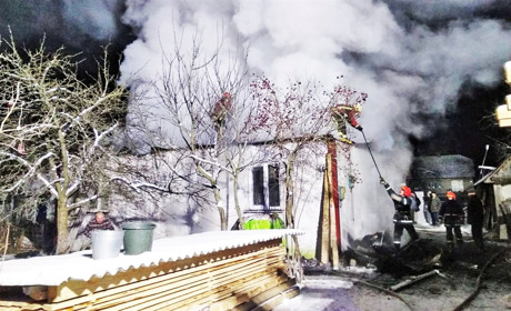 У Рафалівці рятувальники ліквідували пожежу в будинку. Господарі в ту ніч дома не ночували