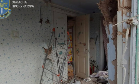 Російські терористи обстріляли Херсон з артилерії: поранена літня жінка