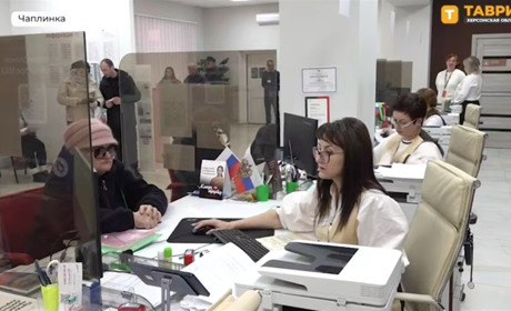 В окупованій Чаплинці Каховського району оформлюють російські закордонні паспорти