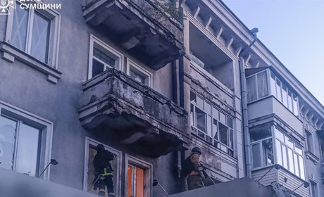 Удар БПЛА по центру Шостки: пошкоджено багатоповерхівку та Алею Слави, поранені матір і дитина