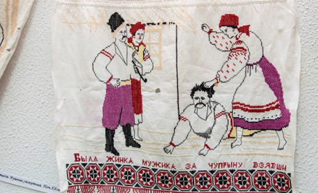 Столітня кераміка та старовинні вишиванки: у краєзнавчому музеї відкрили виставку до Дня міста